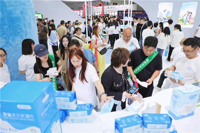 亮相武汉生活用纸国际科技展览会EVO视讯可心柔「柔软世界」(图2)