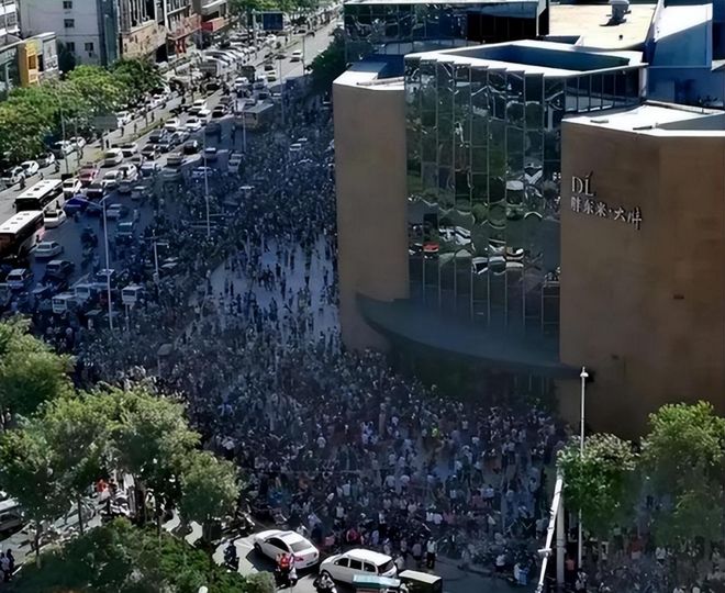 外地游客爆满终于知道为啥走不出河南了EVO真人平台越黑越红！端午节胖东来(图5)