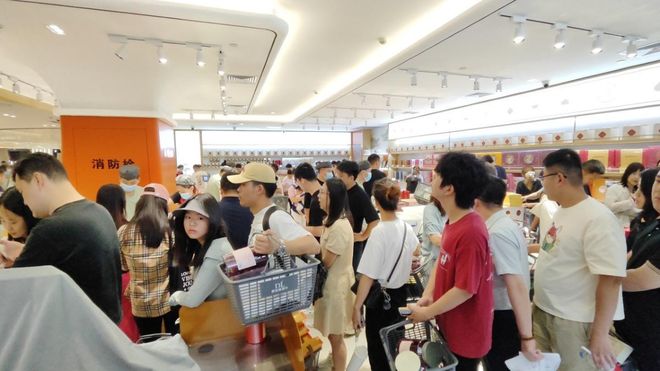 外地游客爆满终于知道为啥走不出河南了EVO真人平台越黑越红！端午节胖东来(图6)